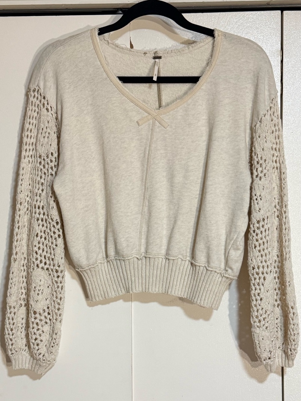 Free People Cream V-Neck Sweatshirt Crochet Lace Long Balloon Sleeves Size Small - Picture 3 of 16